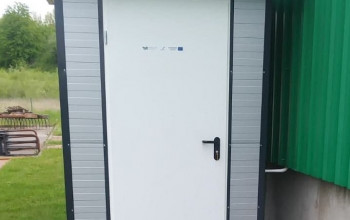 Zdjęcie wejścia do pomieszczenia na sprzęt elektryczno-elektroniczny (moduł sterowania) do dezodoryzacji-kurtyny antyodorowej kompostownia.