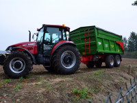 Traktor z przyczepą wykorzystywany do transportu osadu z Oczyszczalni na Kompostownię