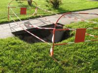 Zapadnięcie chodnika zieleńca na kanalizacji deszczowej po ulewnym deszczu Osiedle wojskowe Sierpień 2017 r.