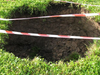 Zabezpieczenie wykopu podczas usuwania awarii na kanalizacji deszczowej ul. Kwiatowa. Sierpień 2017 r.